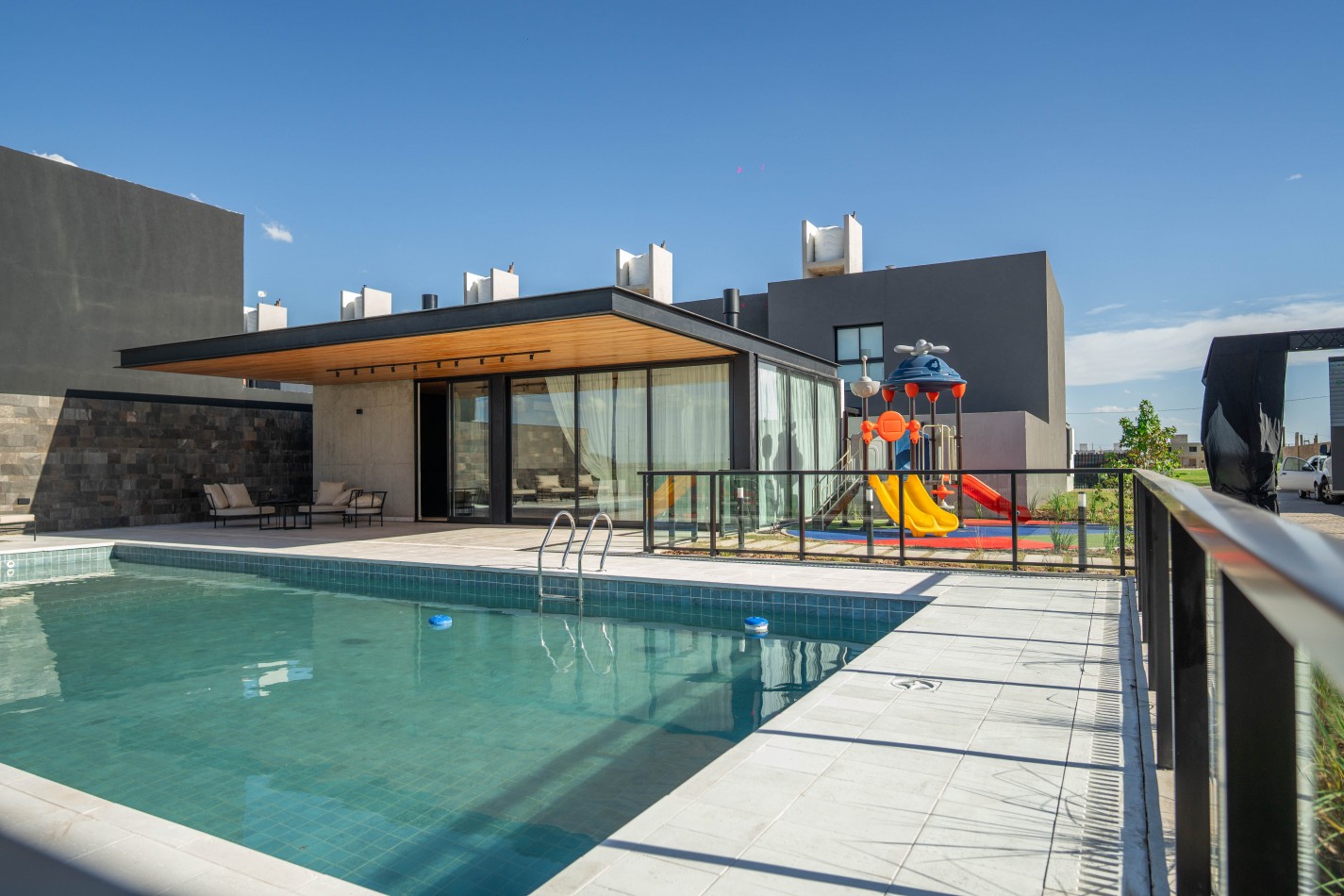 ONE Dakota Housing salida a Carlos Paz antes del peaje casas de 3 dormitorios a estrenar seguridad 24hs cochera cubierta doble con amenities. FINANCIACION