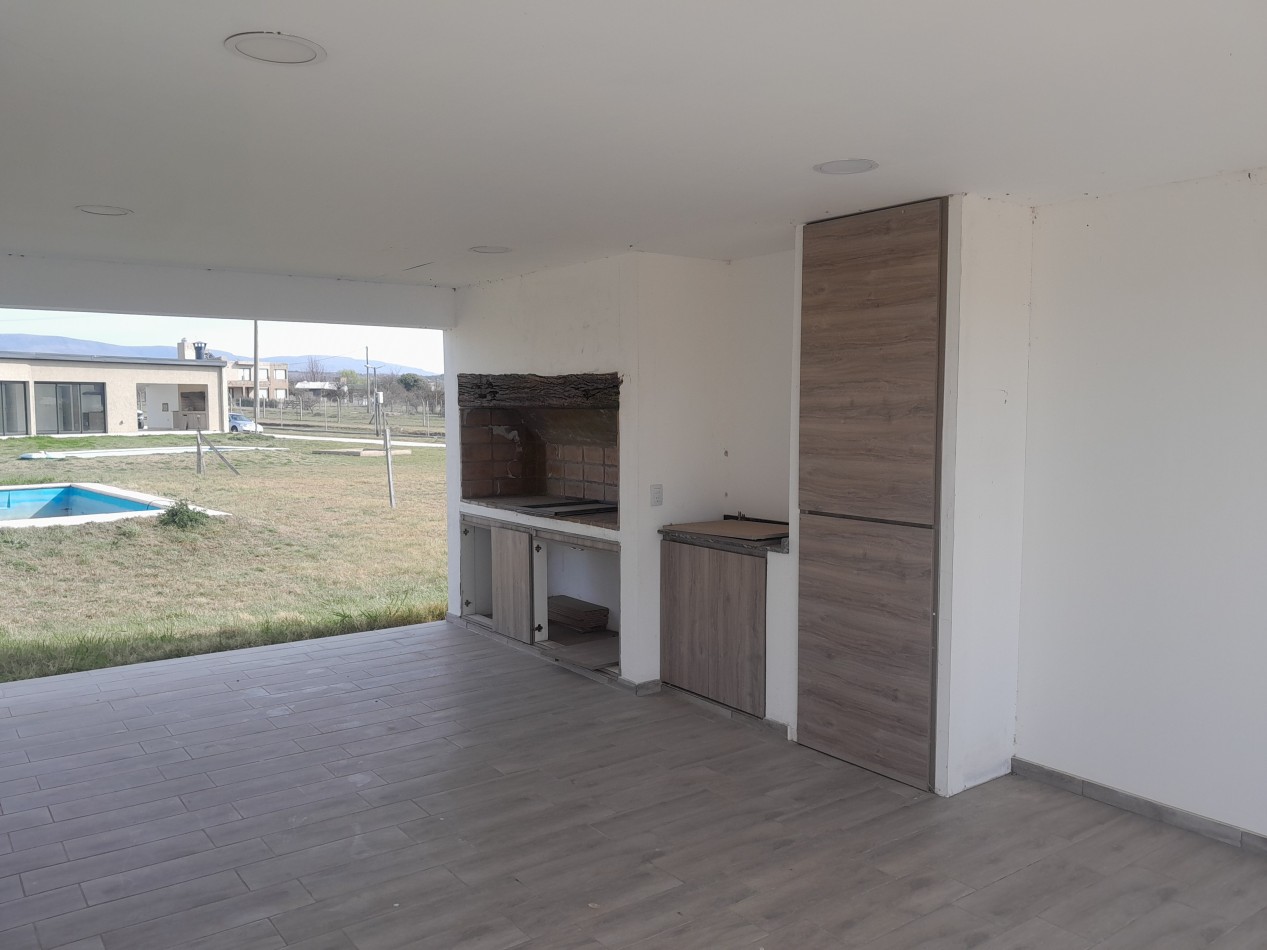 PUERTO DEL AGUILA en la costa del Dique Los Molinos casa a estrenar de 3 dotmitorios, gran vista