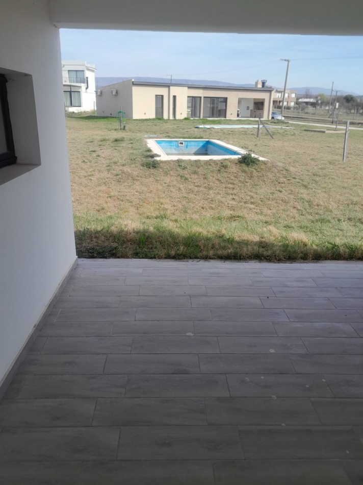 PUERTO DEL AGUILA en la costa del Dique Los Molinos casa a estrenar de 3 dotmitorios, gran vista